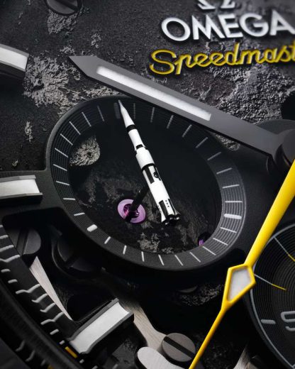 Omega Apollo 8 Speedmaster Dark Side of the Moon 44,25 mm, ceramica nera su cinturino in caucciù 310.92.44.50.01.001 - immagine 5