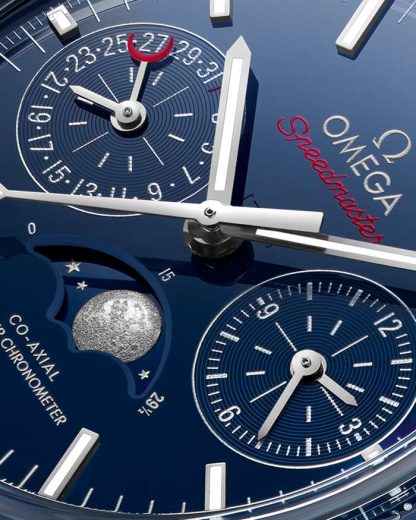 Omega Blue Side of the Moon Speedmaster Fasi lunari 44,25 mm, ceramica blu su cinturino di pelle 304.93.44.52.03.001 - immagine 2