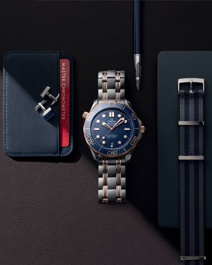 Omega Seamaster Diver 300M 42 mm, acciaio-oro Sedna™ su acciaio-oro Sedna™ 210.20.42.20.03.002 - immagine 3