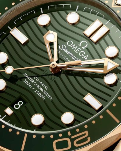 Omega Seamaster Diver 300M 42 mm, oro Moonshine™ su cinturino in caucciù 210.62.42.20.10.001 - immagine 4