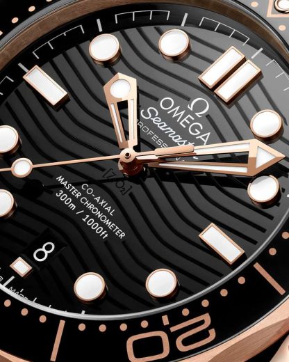 Omega Seamaster Diver 300M 42 mm, oro Sedna™ su cinturino in caucciù 210.62.42.20.01.002 - immagine 4