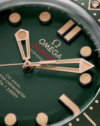 Omega Seamaster Diver 300M 42 mm, titanio - Bronze gold su cinturino in caucciù 210.92.42.20.10.001 - immagine 5