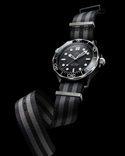 Omega Seamaster Diver 300M 43,5 mm, ceramica nera su cinturino NATO 210.92.44.20.01.002 - immagine 3