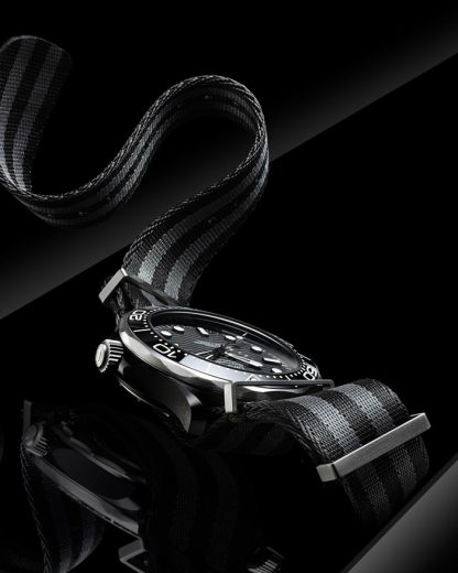 Omega Seamaster Diver 300M 43,5 mm, ceramica nera su cinturino NATO 210.92.44.20.01.002 - immagine 4