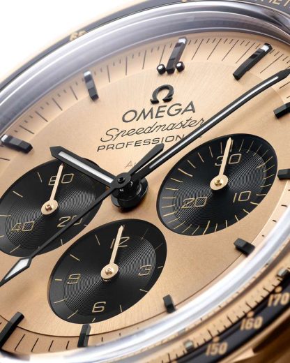 Omega Speedmaster Moonwatch Professional 42 mm, oro Moonshine™ su oro Moonshine™ 310.60.42.50.99.002 - immagine 3